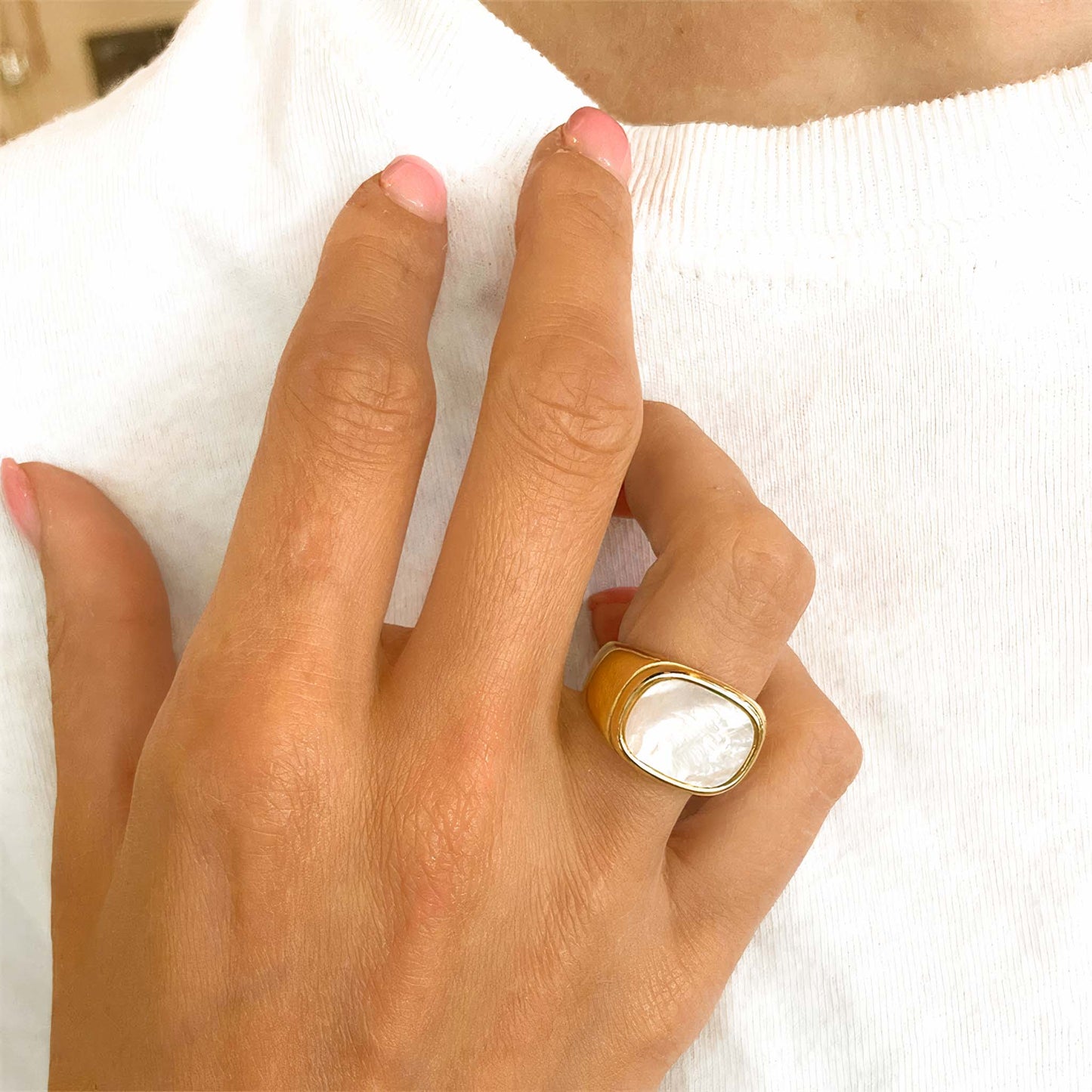 BAROQUE WHITE SHELL SQUARE RING