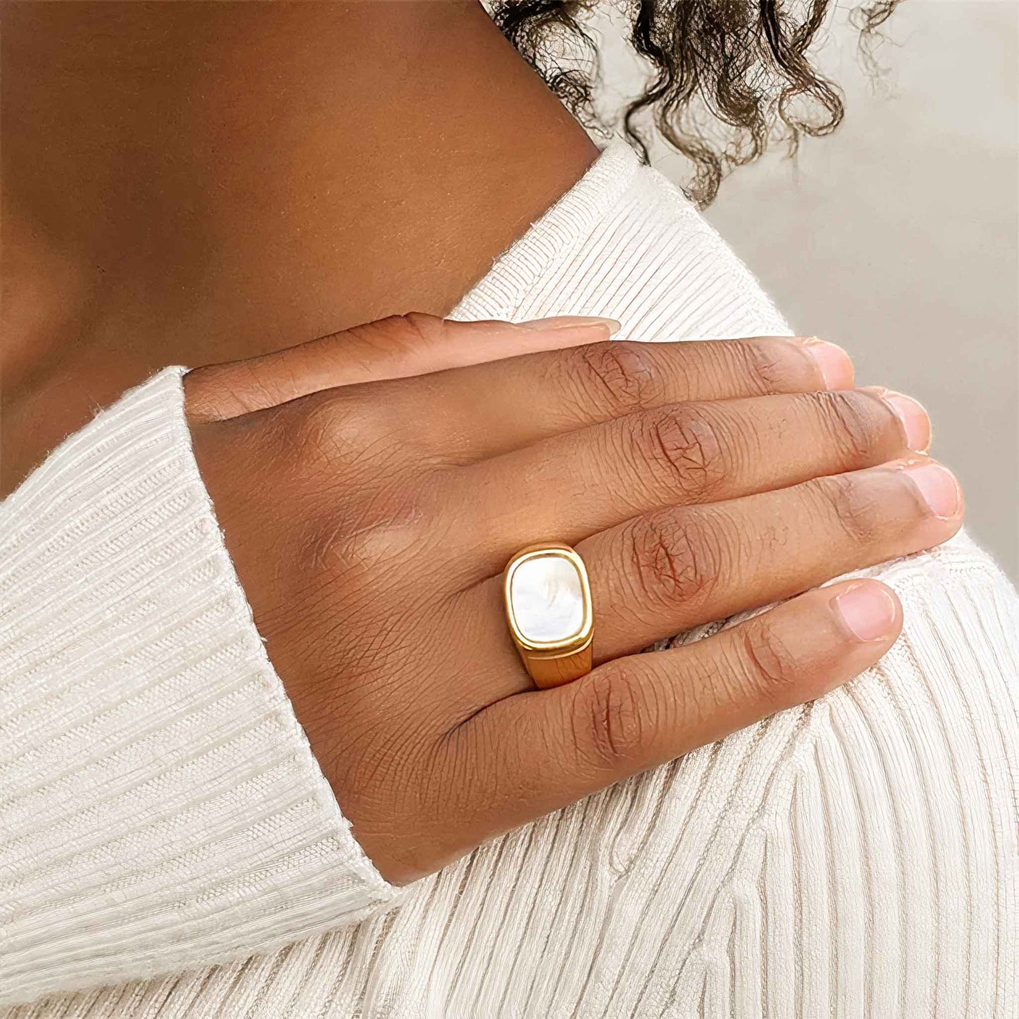 BAROQUE WHITE SHELL SQUARE RING