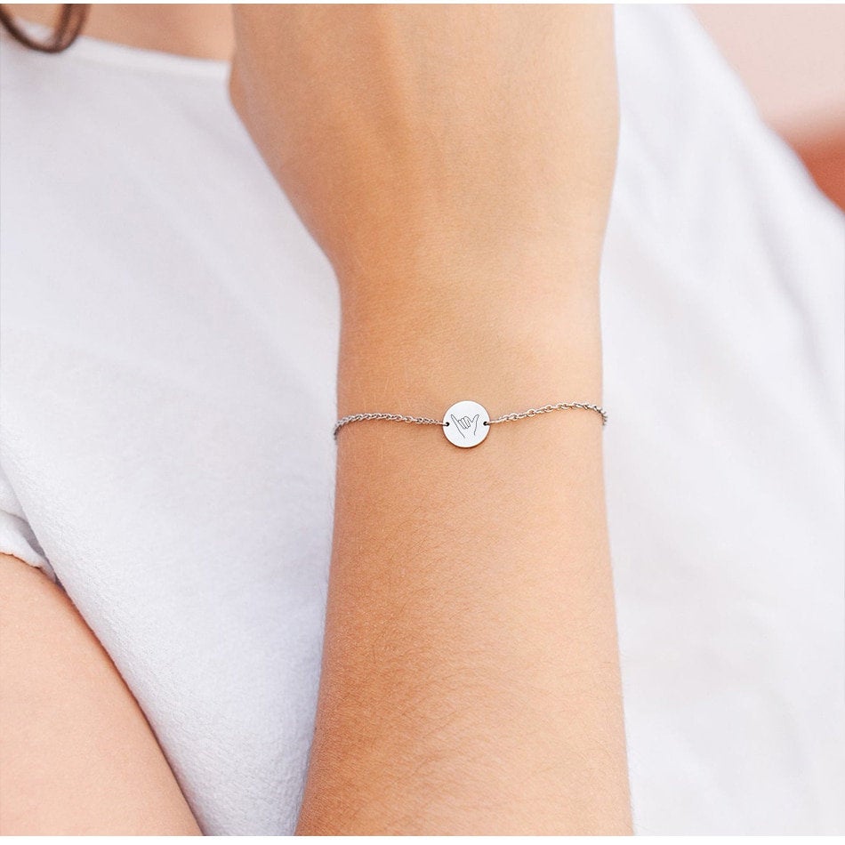 TINY HAND GESTURES ENGRAVED BRACELET - Ora Gift
