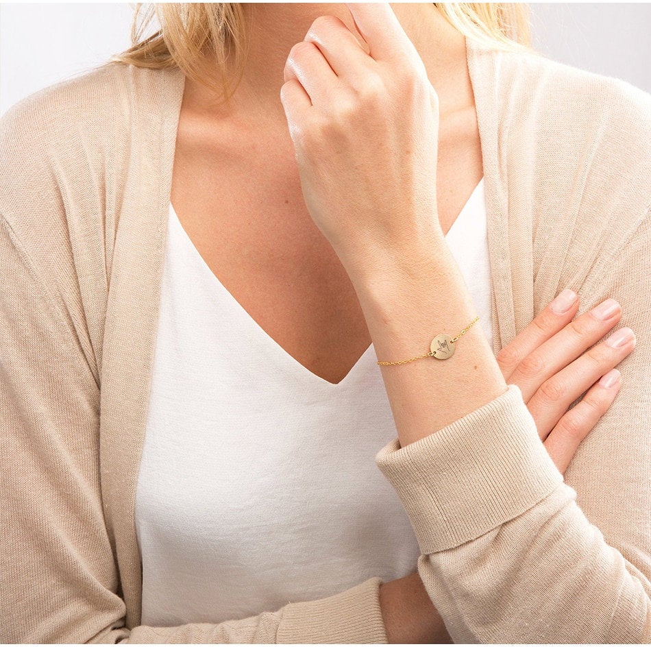 TINY HAND GESTURES ENGRAVED BRACELET - Ora Gift