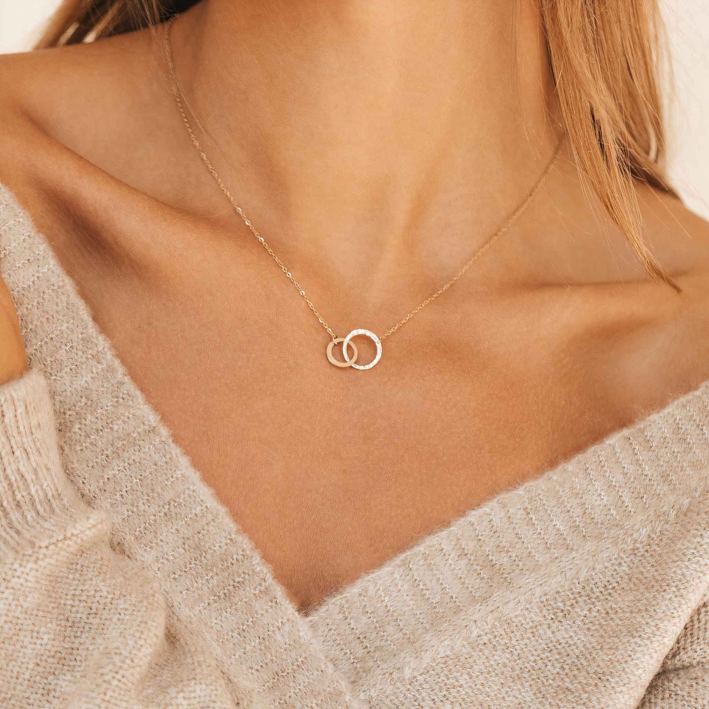 PRECISE INTERLOCKING TWO CIRCLE NECKLACE