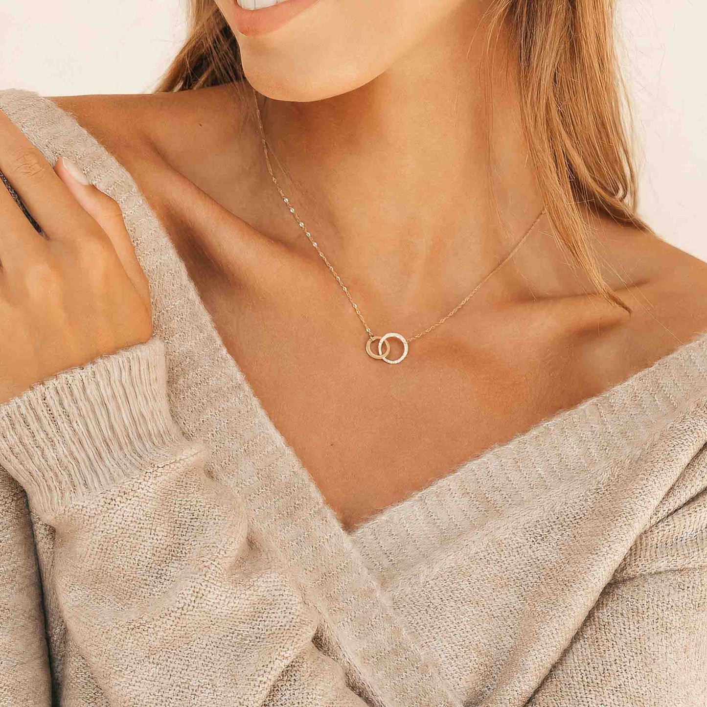 PRECISE INTERLOCKING TWO CIRCLE NECKLACE